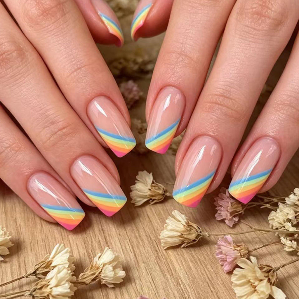 Elegante diseño de uñas francesas con punta arcoíris