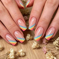 Elegante diseño de uñas francesas con punta arcoíris