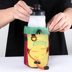 Bonita bolsa isotérmica para botellas de agua infantiles con múltiples correas ajustables de velcro y bolsillo de malla