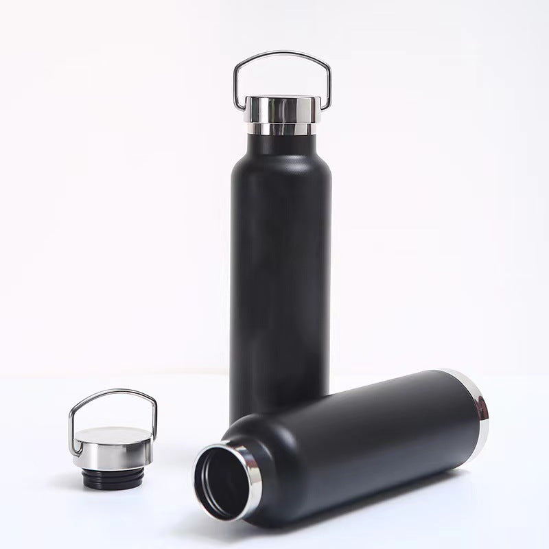 Botella de agua de acero inoxidable con doble pared y aislamiento al vacío, con tapa de transporte con cierre giratorio.