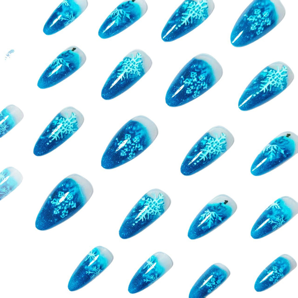 Diseño de uñas stiletto con estampado de copos de nieve