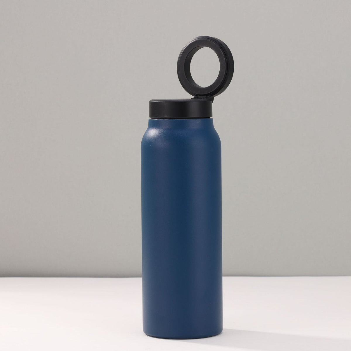 Botella de agua aislada premium