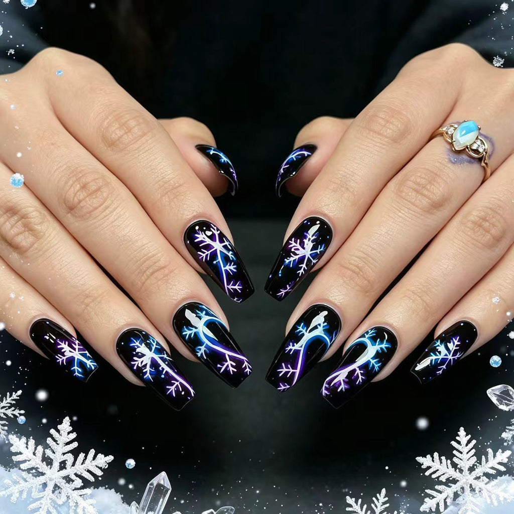Diseño artístico de uñas con estampado de copos de nieve