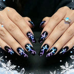 Diseño artístico de uñas con estampado de copos de nieve