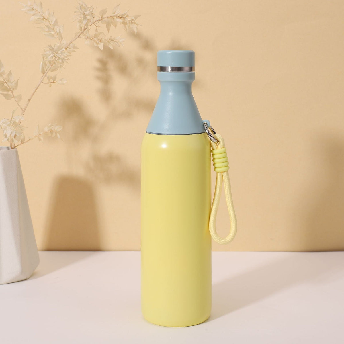 Botella de agua isotérmica para mujer con práctica correa de transporte