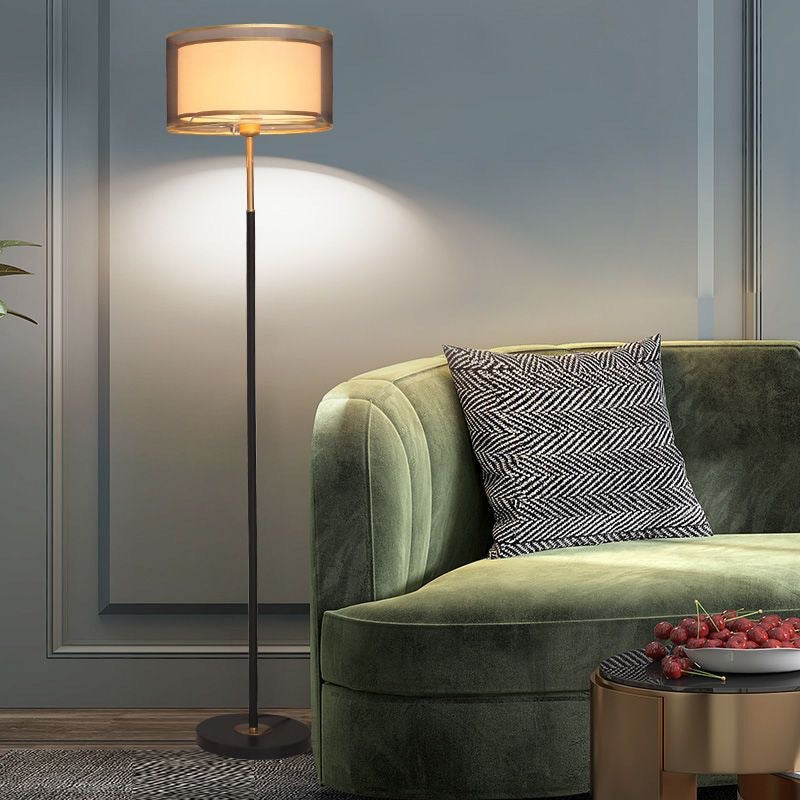 Lámpara de pie moderna con elegante pantalla