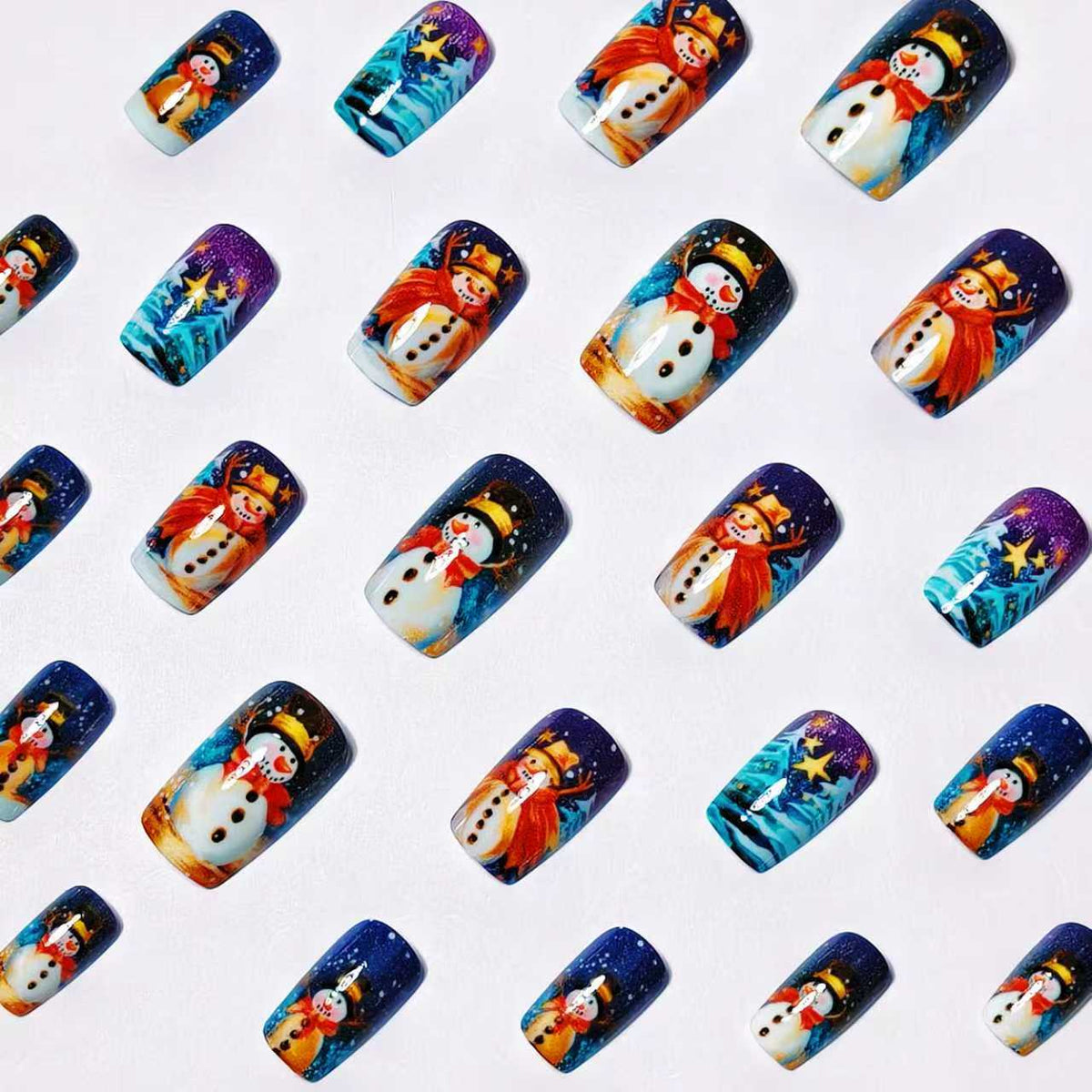 Diseño de uñas de muñeco de nieve con temática navideña