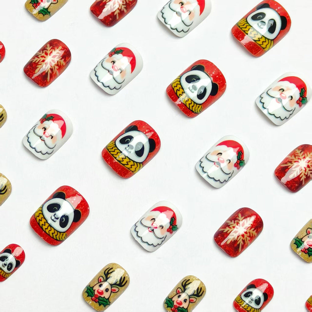 Diseño de uñas creativo con temática navideña