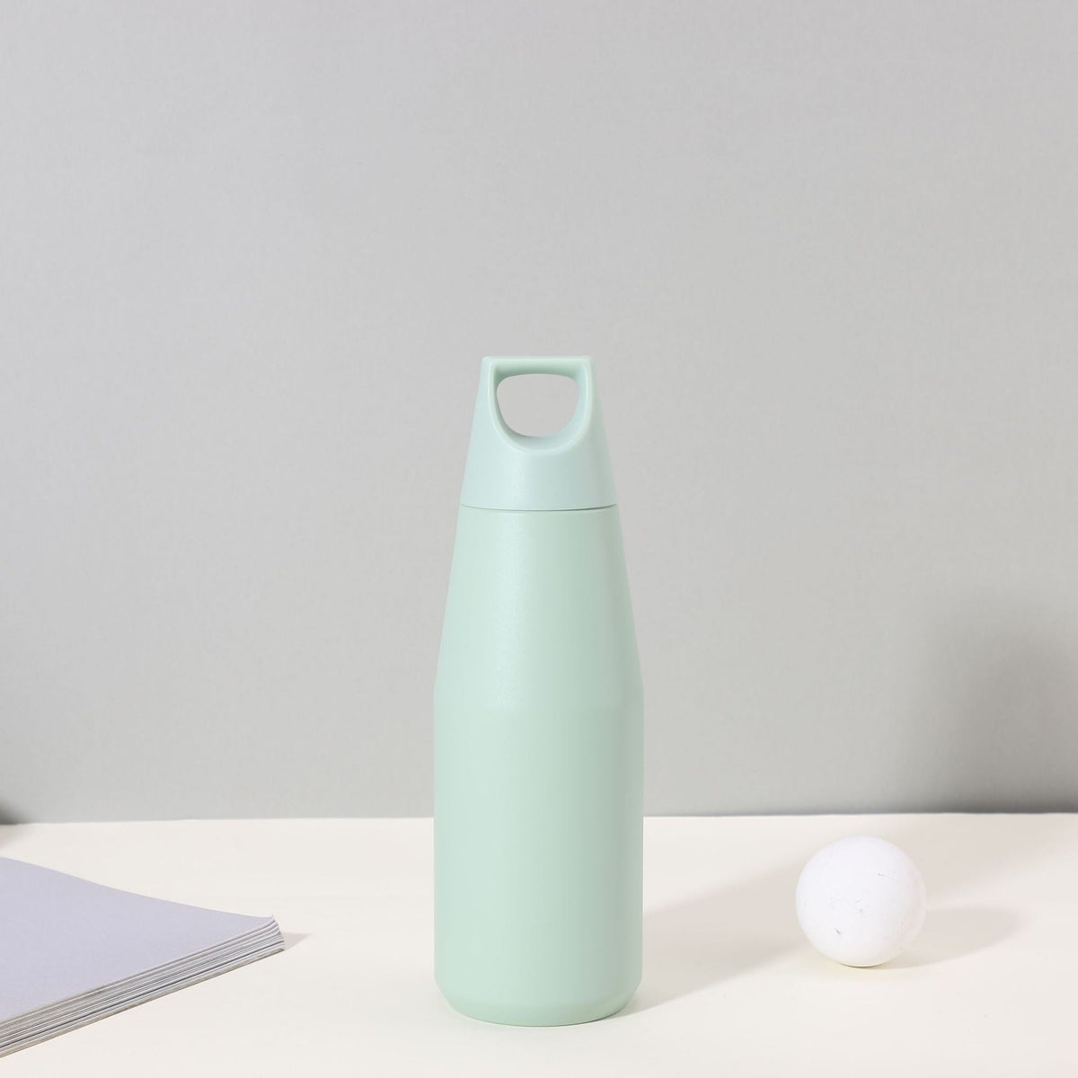 Botella de agua aislada