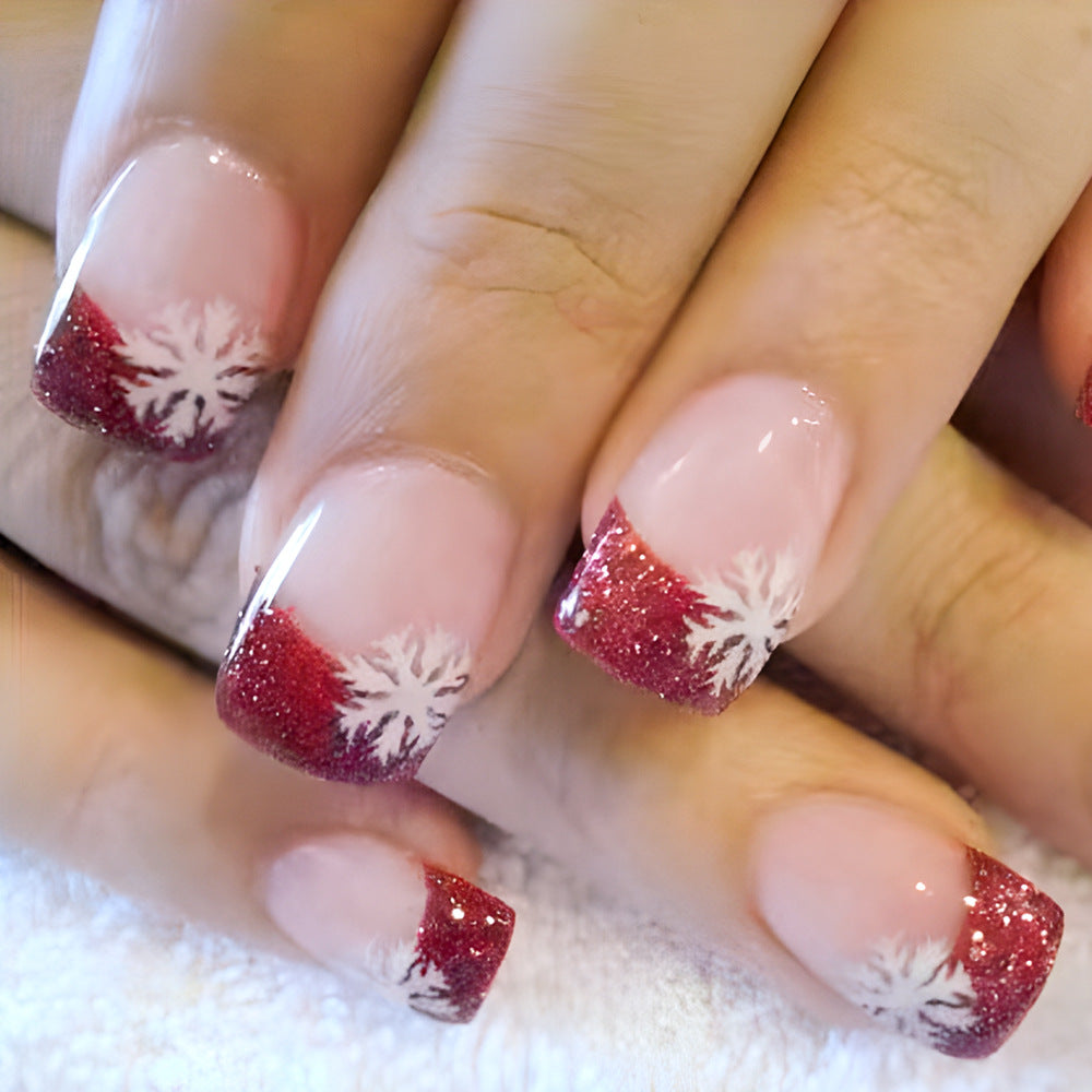 Diseño de uñas con copos de nieve brillantes de temporada