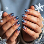 Diseño de uñas con copos de nieve de temporada