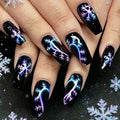 Diseño artístico de uñas con estampado de copos de nieve