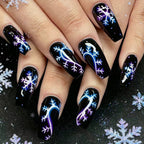 Diseño artístico de uñas con estampado de copos de nieve
