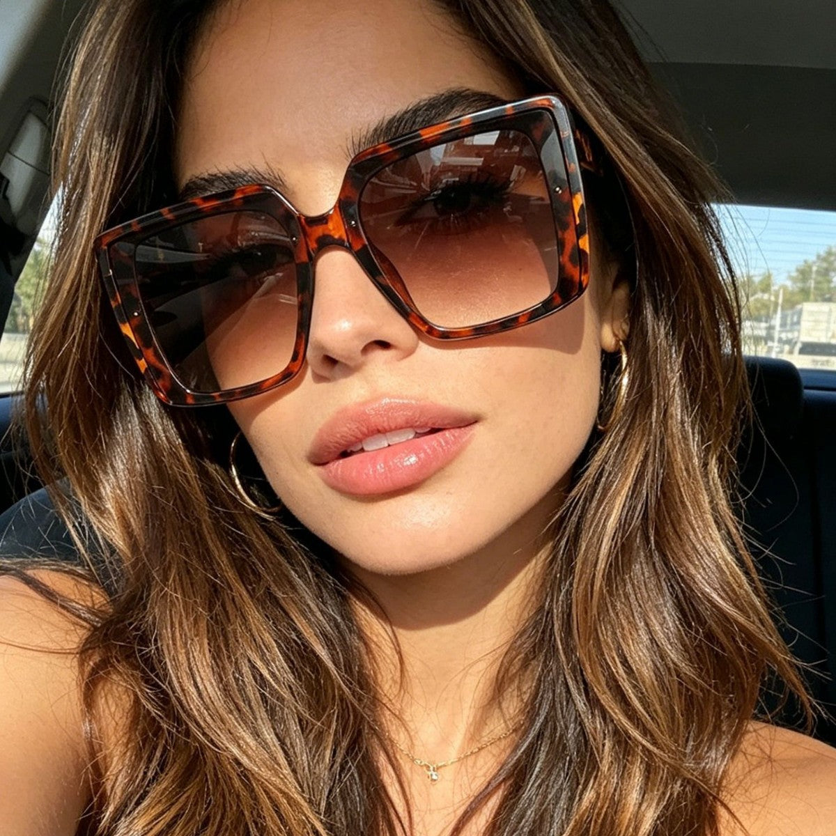 Sonnenbrille extragrande para mujeres con un moderno diseño cuadrado