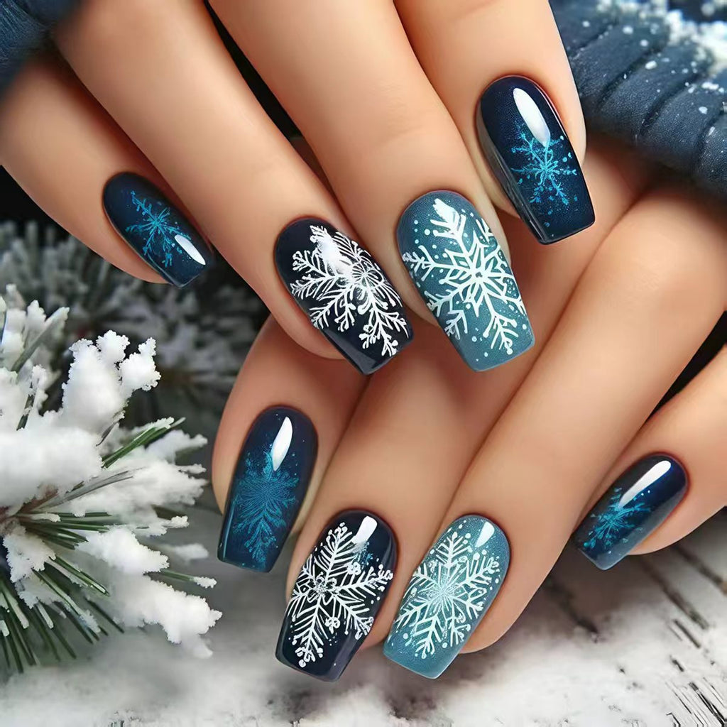 Diseño de uñas con copos de nieve escarchados