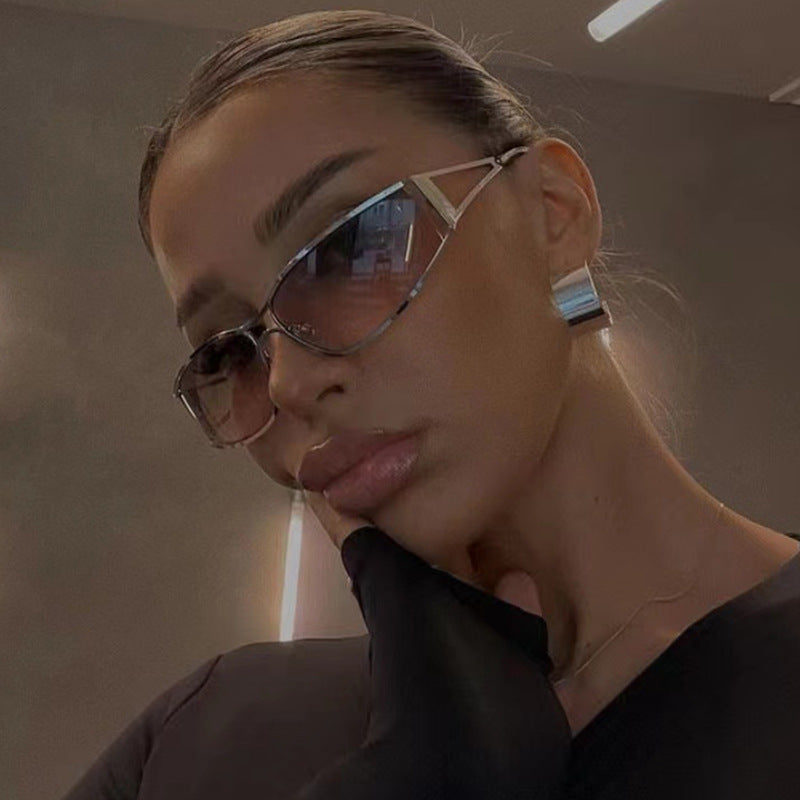 Sonnenbrille deportivo para mujer en estilo futurista