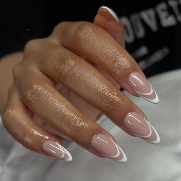Diseño de uñas francés elegante y con estilo