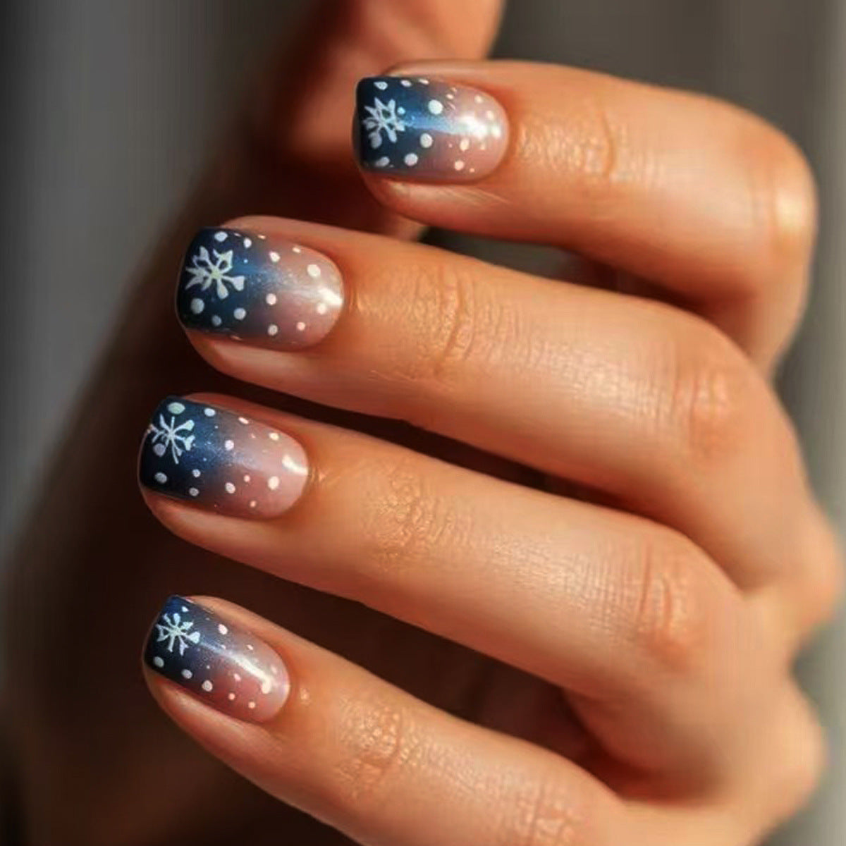 Diseño de uñas con copos de nieve de temporada