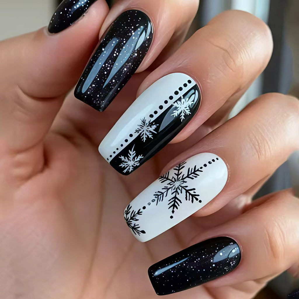 Elegante diseño de uñas con copos de nieve invernales