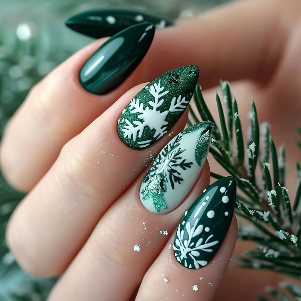 Diseño festivo de uñas con copos de nieve