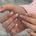 Extensiones de uñas con punta francesa y lunares elegantes