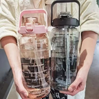 Botella de agua deportiva grande de 68 oz con pajita y marcador de tiempo para gimnasio y actividades al aire libre