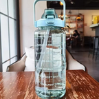 Botella de agua deportiva grande de 68 oz con pajita y marcador de tiempo para gimnasio y actividades al aire libre