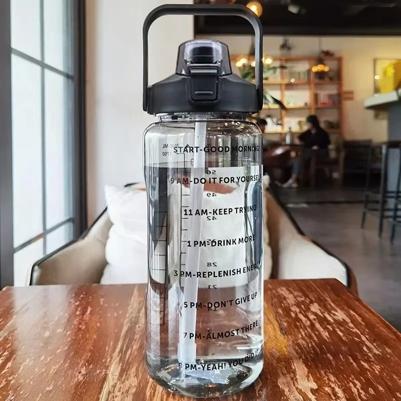 Botella de agua deportiva grande de 68 oz con pajita y marcador de tiempo para gimnasio y actividades al aire libre