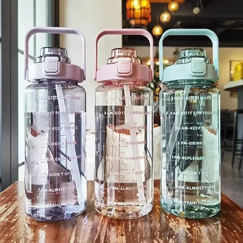 Botella de agua deportiva grande de 68 oz con pajita y marcador de tiempo para gimnasio y actividades al aire libre