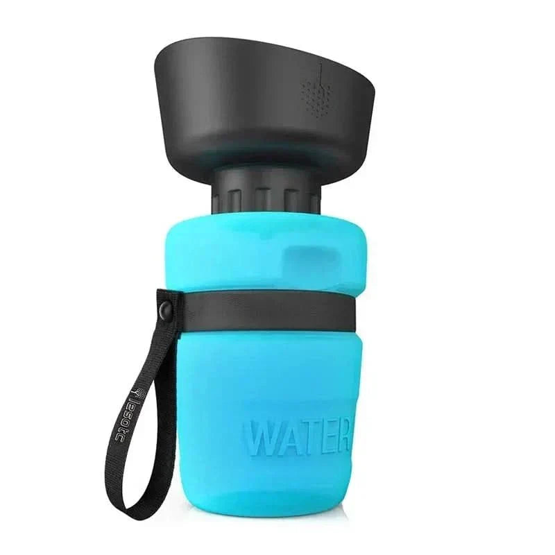 Botella de agua plegable AquaPaws para perros con bebedero integrado para perros activos