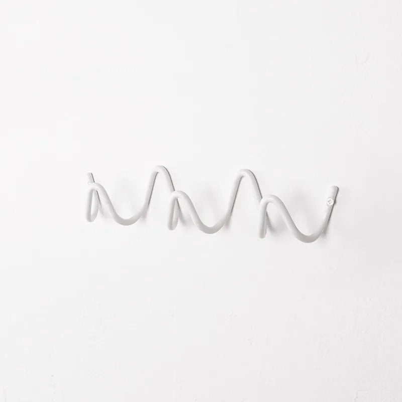 Perchero de pared de hierro fundido negro con diseño ondulado para recibidor, dormitorio o baño