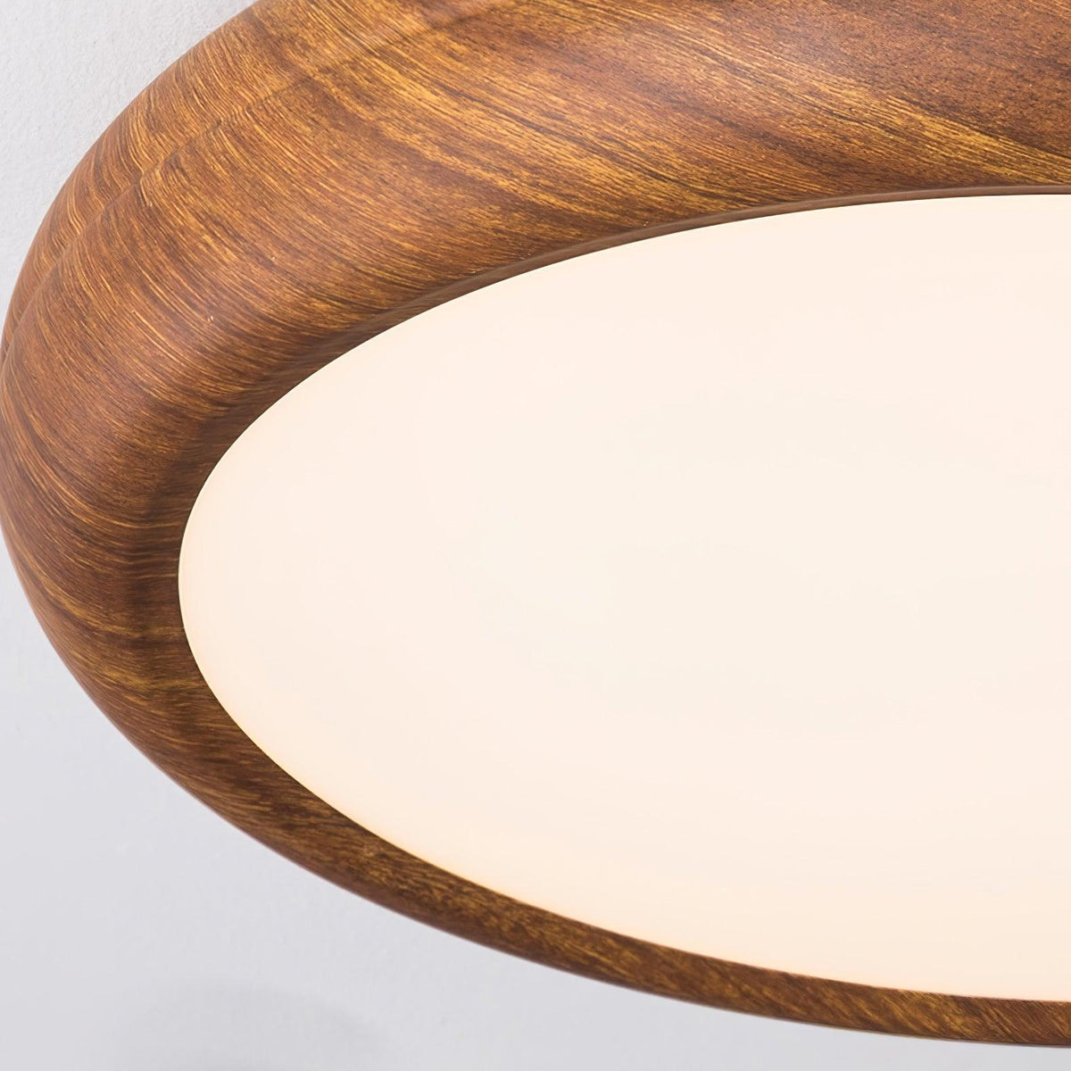 Lámpara de techo redonda con acabado de madera