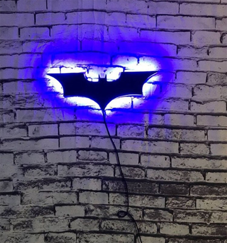 Aplique de pared LED de Batman con mando a distancia inalámbrico y cambio de color