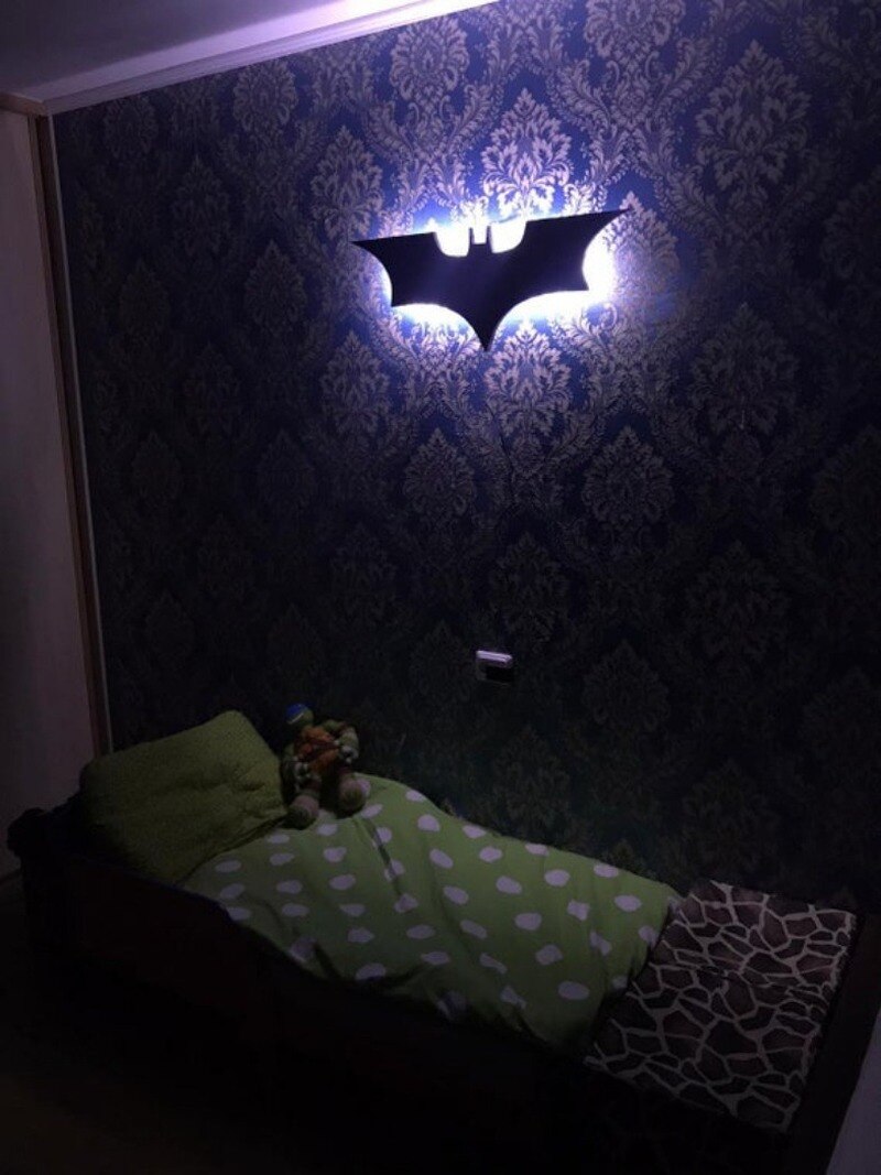 Aplique de pared LED de Batman con mando a distancia inalámbrico y cambio de color