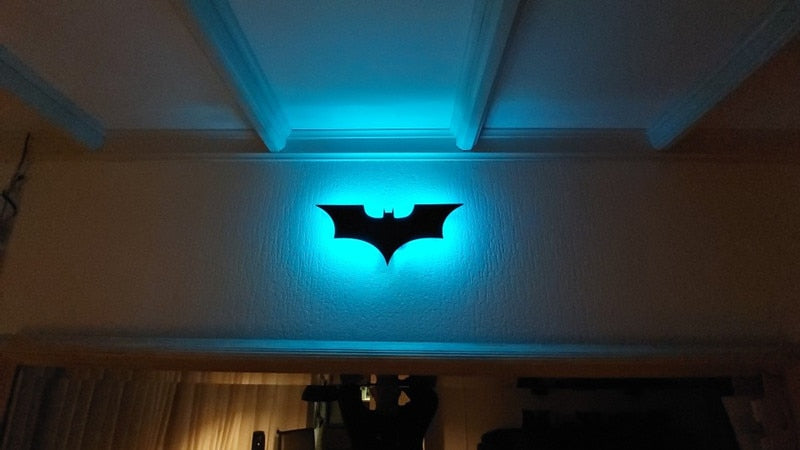 Aplique de pared LED de Batman con mando a distancia inalámbrico y cambio de color