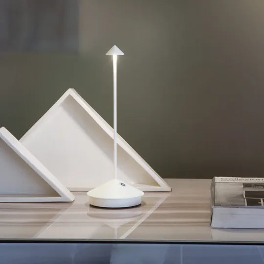 Lámpara de mesa LED inalámbrica blanca y dorada de diseño moderno para salón o terraza