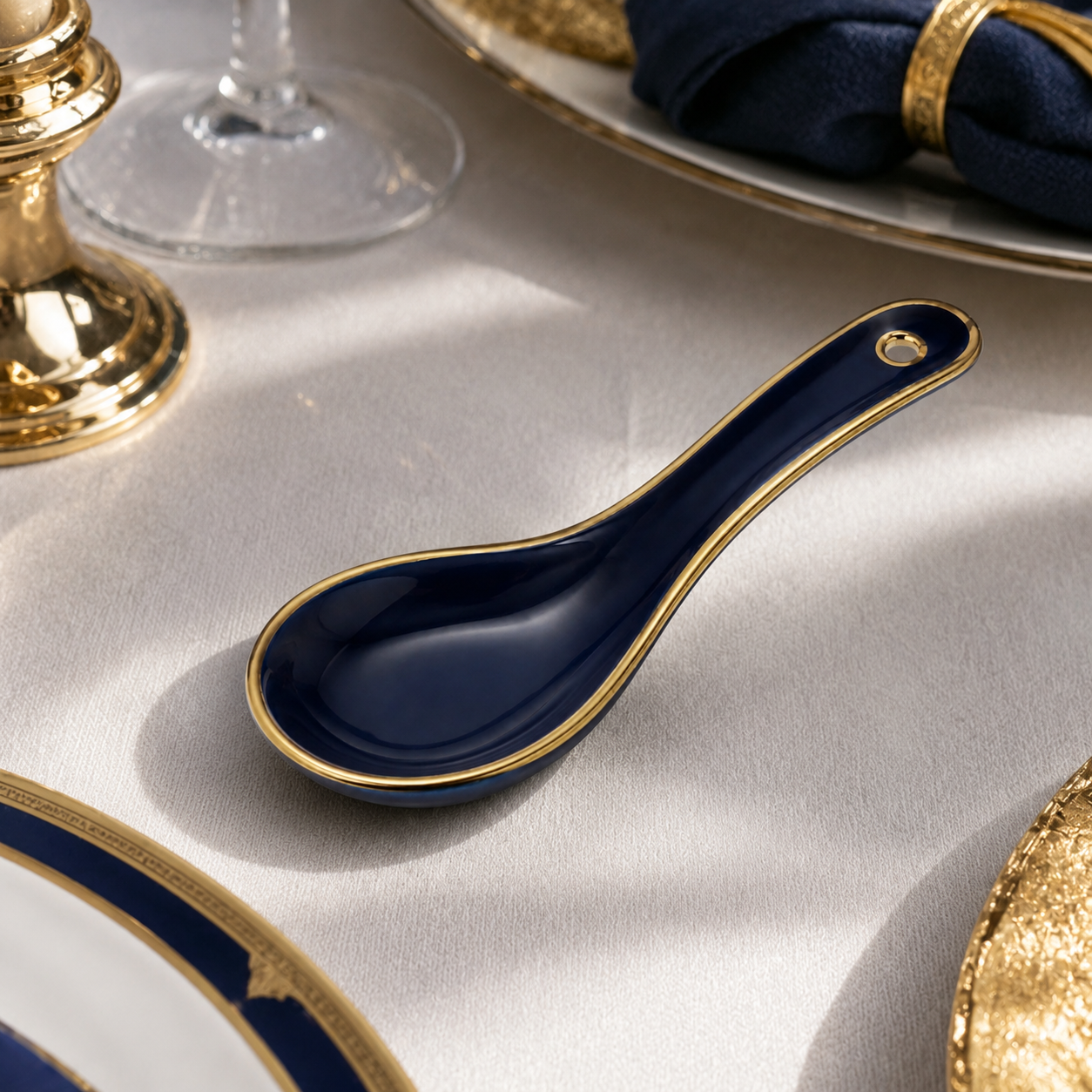Detalle del borde dorado de la cuchara de cerámica azul