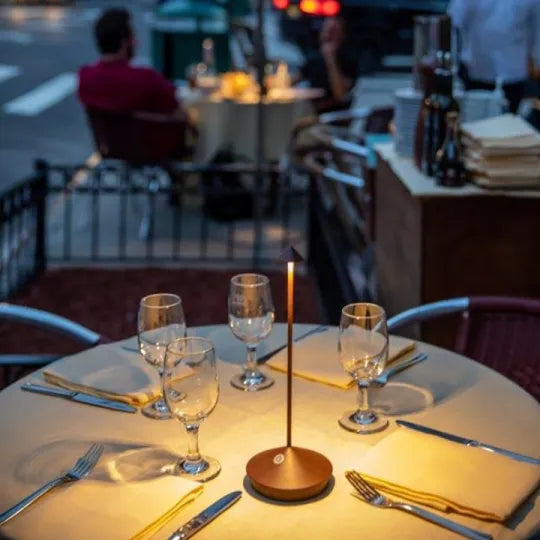 Lámpara de mesa LED inalámbrica blanca y dorada de diseño moderno para salón o terraza