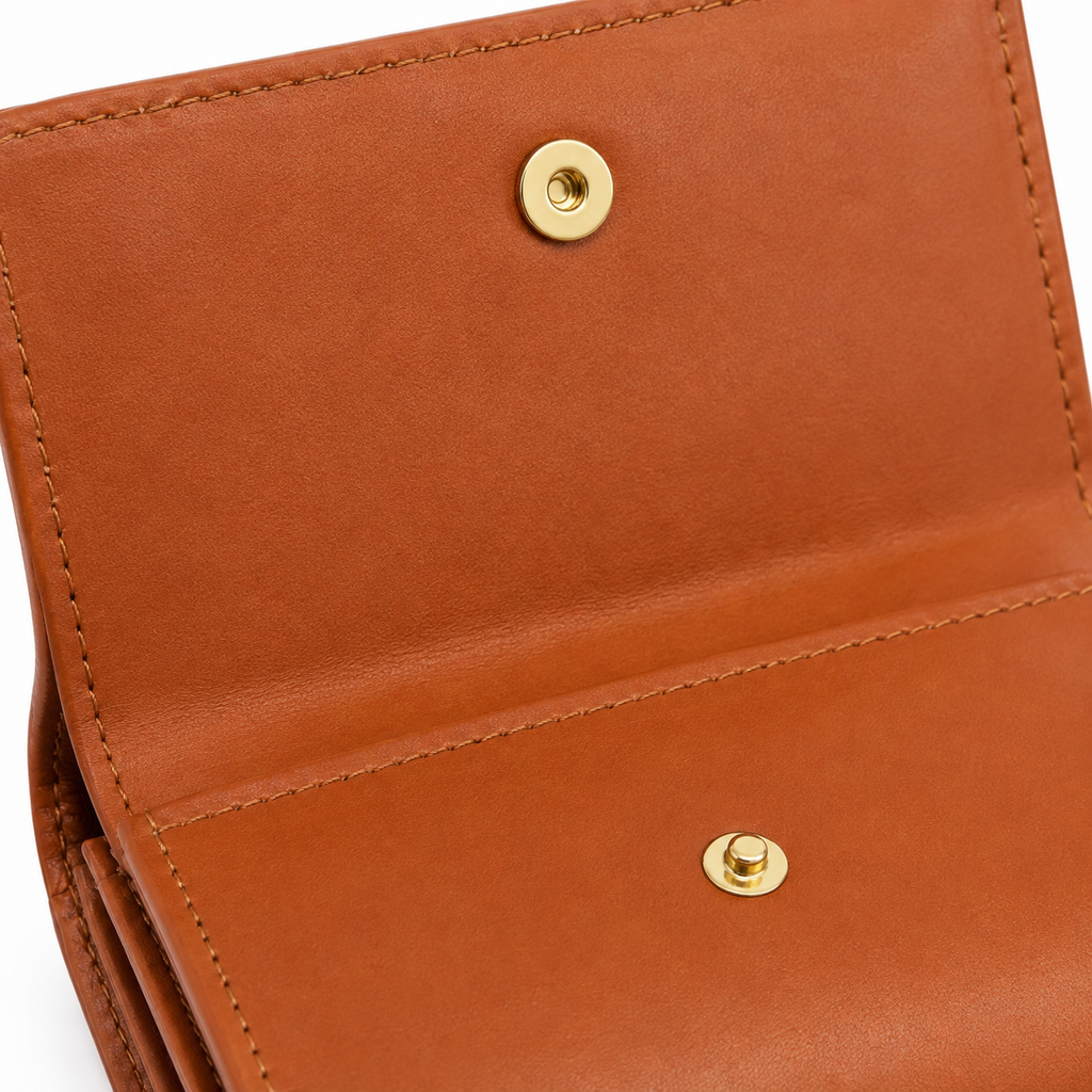 Cartera marrón en posición vertical