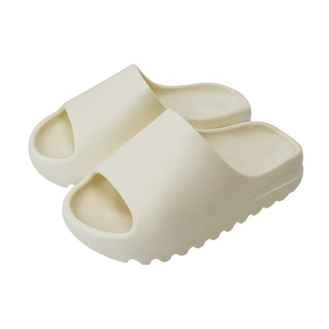 Chanclas acolchadas tipo nube con suela acanalada