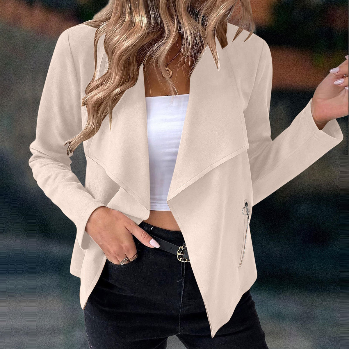 Chaqueta corta elegante de mujer con frente abierto y solapa cascada