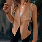 Chaqueta corta elegante de mujer con frente abierto y solapa cascada