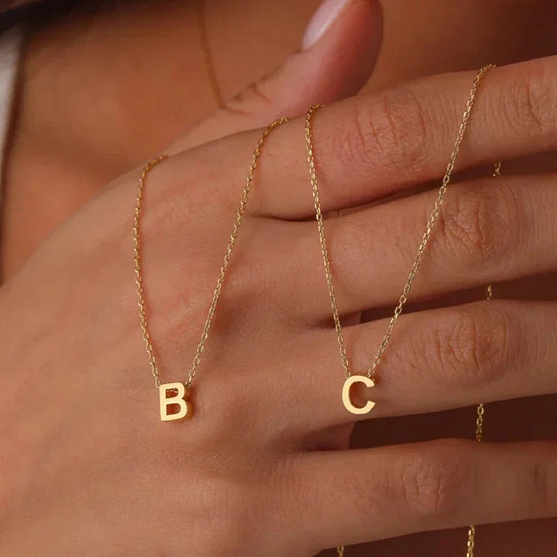 Collar Minimalista Fino con Inicial