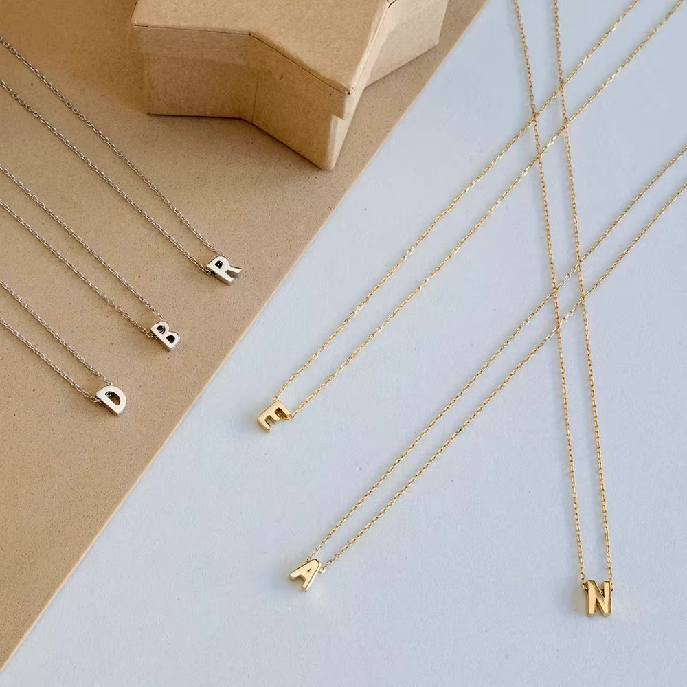 Collar Minimalista Fino con Inicial