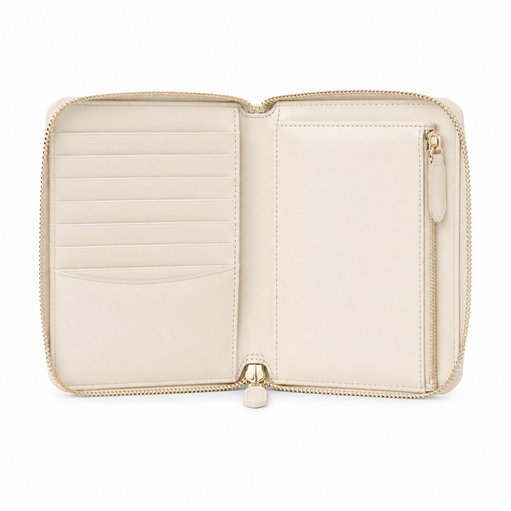 Interior de la cartera con espacio para tarjetas.