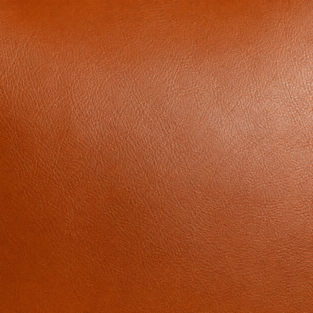 Bolso marrón en una superficie blanca