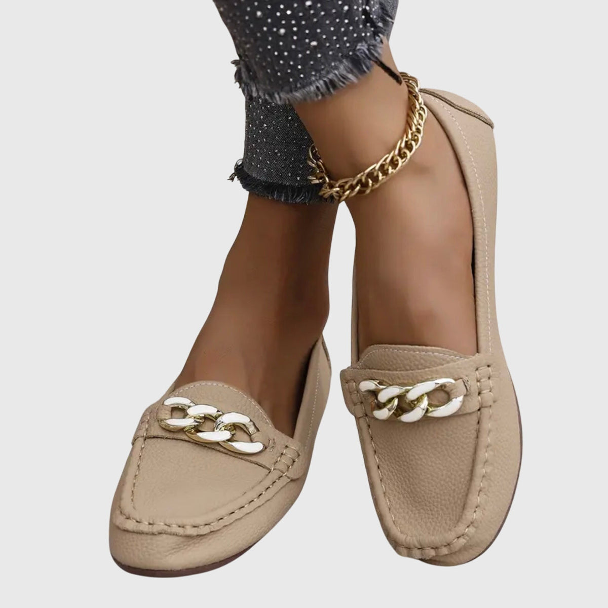 Mocasines planos de mujer con detalle de cadena y cierre sin cordones