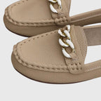 Mocasines planos de mujer con detalle de cadena y cierre sin cordones