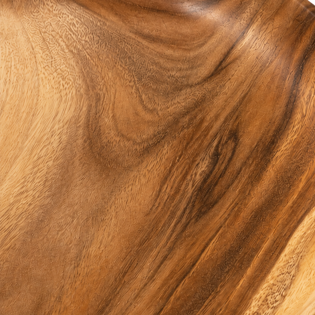Plato decorativo de acacia mostrando vetas naturales
