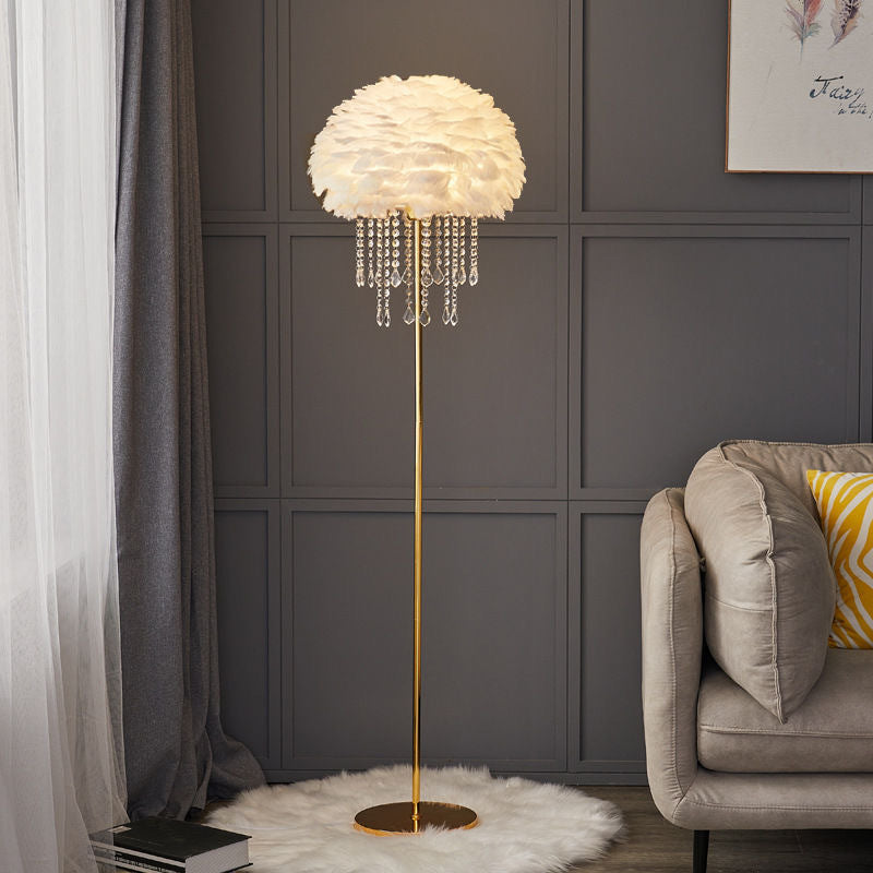 Elegante lámpara de pie nórdica con pantalla de plumas y cristal.